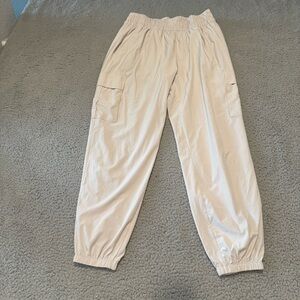 Vuori Womens Cargo Jogger Pants Size Medium Ivory White Drawstring VW4056
